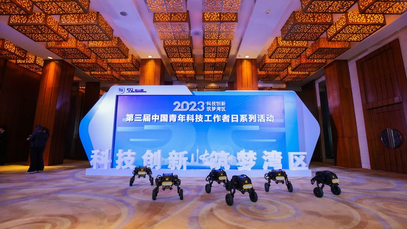 科技服务外包与内包：两种模式下的战略考量